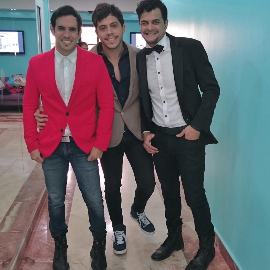 AURAmusicRD's tweet photo. Ya casi #AURAenExtraordinario #SabadoExtraordinario @extraordinario5 http://t.co/EcQG02aAPK