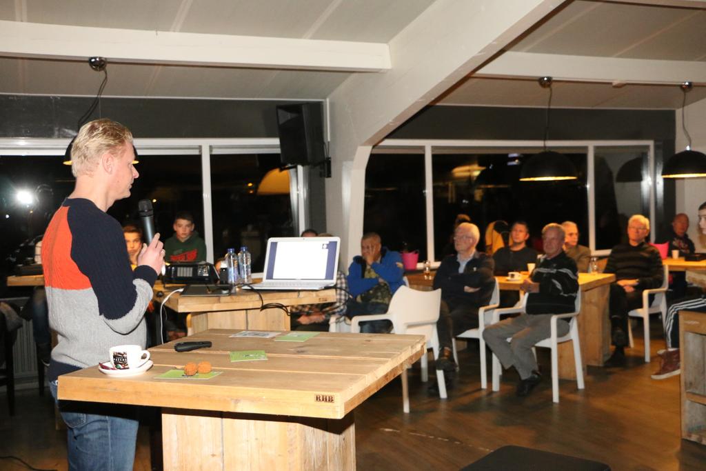 Knvb scheidsrechter Kevin blom geeft een lezing en presenteert de spelregel wedstrijd bij olympia"18 Boxmeer