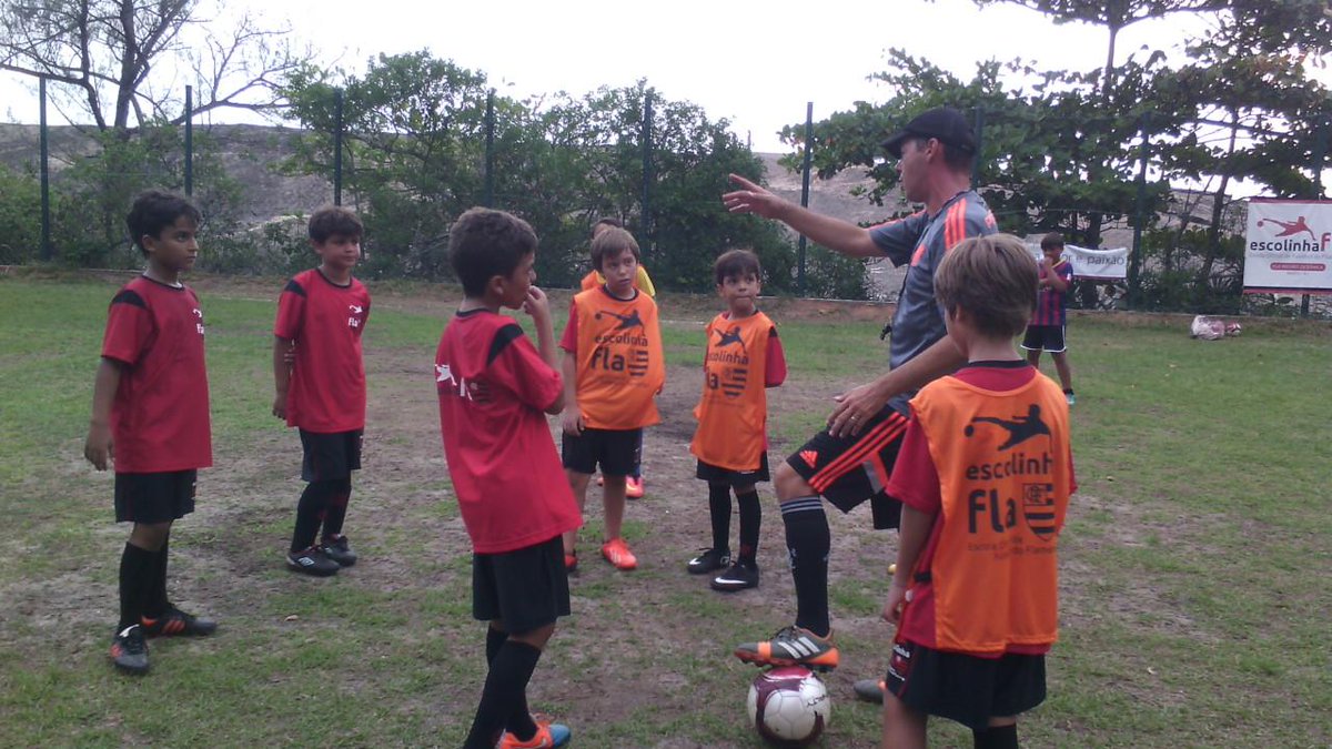 Futestudos's tweet photo. BJ Oliveira com seus atletas do CR Flamengo. Observem como os meninos prestam atenção no que o BJ fala . #ligados http://t.co/RjfQ1nzxEx