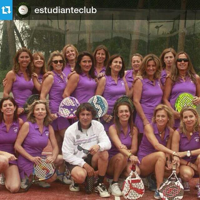 Padel_ig's tweet photo. Bien sencilla pero me encanta la equipación d las jugadoras #ranking #padel d @estudianteclub
#moda #padel #padelf… http://t.co/xhGTmW5Npv