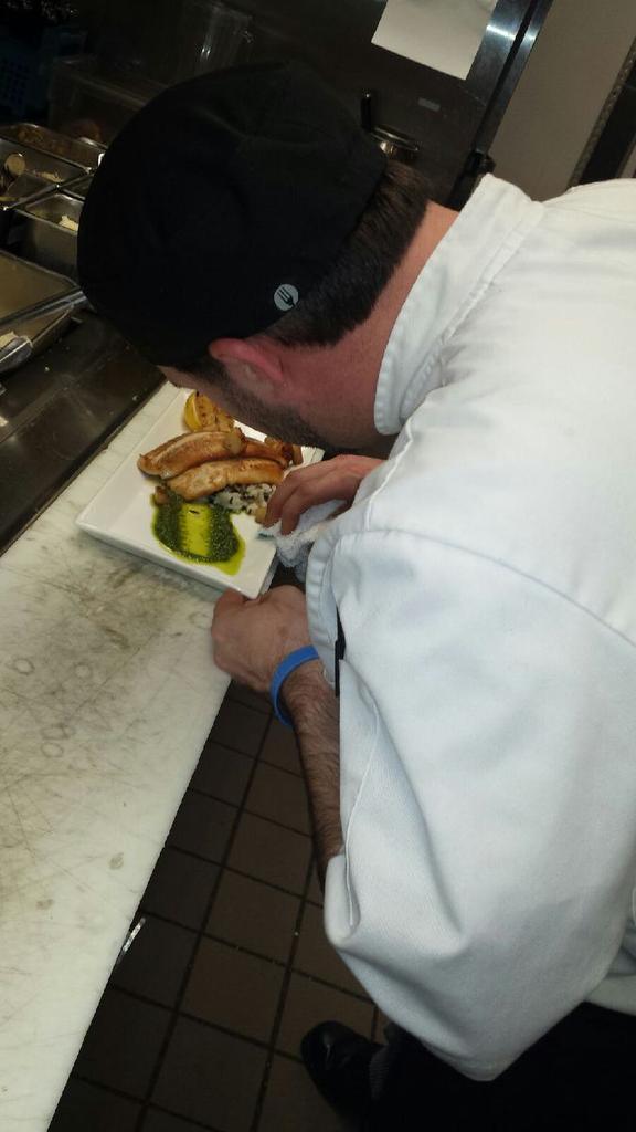 grillpapi's tweet image. Some shots from the line last night.  #AChefsLife #letsgetit #LineDog #foodporn #Foodiechats