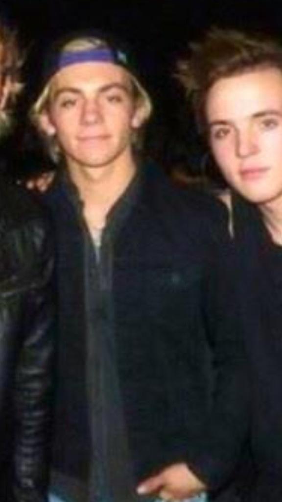 likedamnr5's tweet photo. ROSS LYNCH WITH A SNAPBACK IS MY RELIGION IMF http://t.co/OramA9sUGI