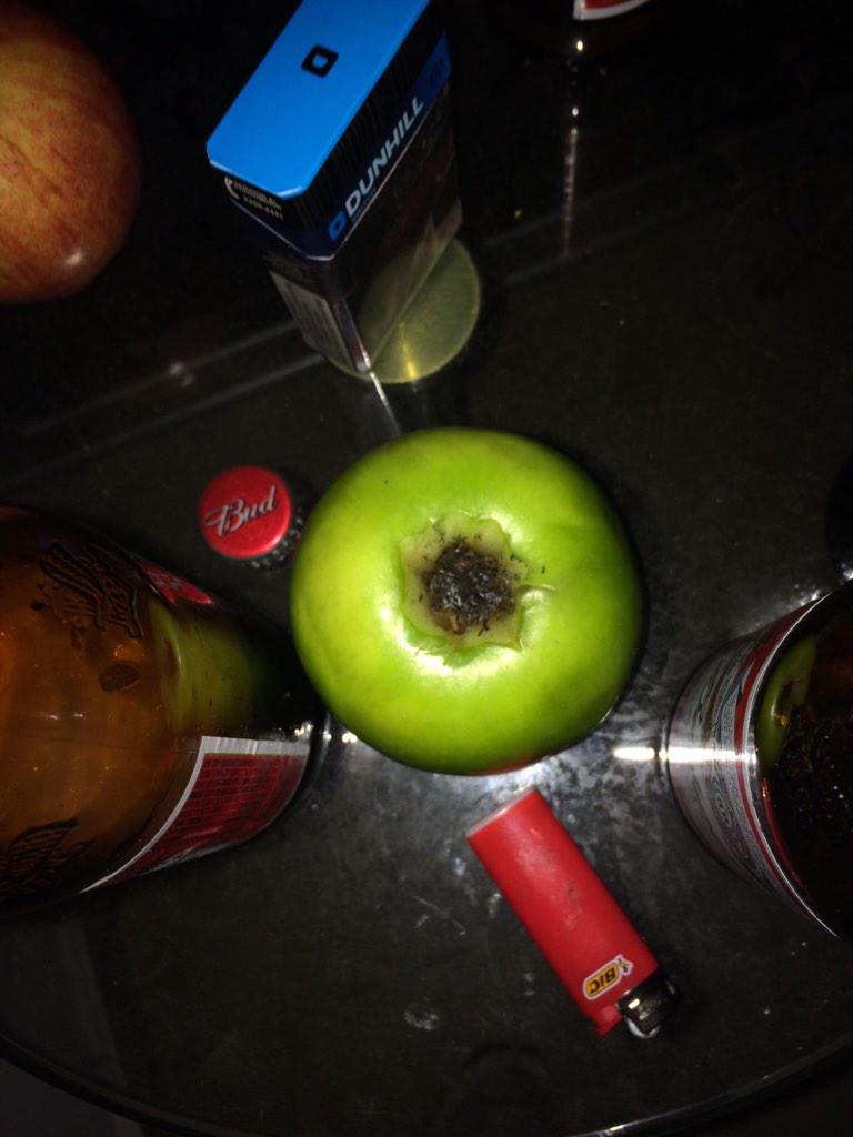 Songsfouryou's tweet photo. Apple pipe http://t.co/k8UQpE1sn4