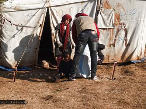 LensyoungHamwi's tweet photo. #SpeakUp4SyrianChildren

The Syrian - Turkish border
Giving wood for heating in one of the Syrian camps http://t.co/2YeROPKeOO