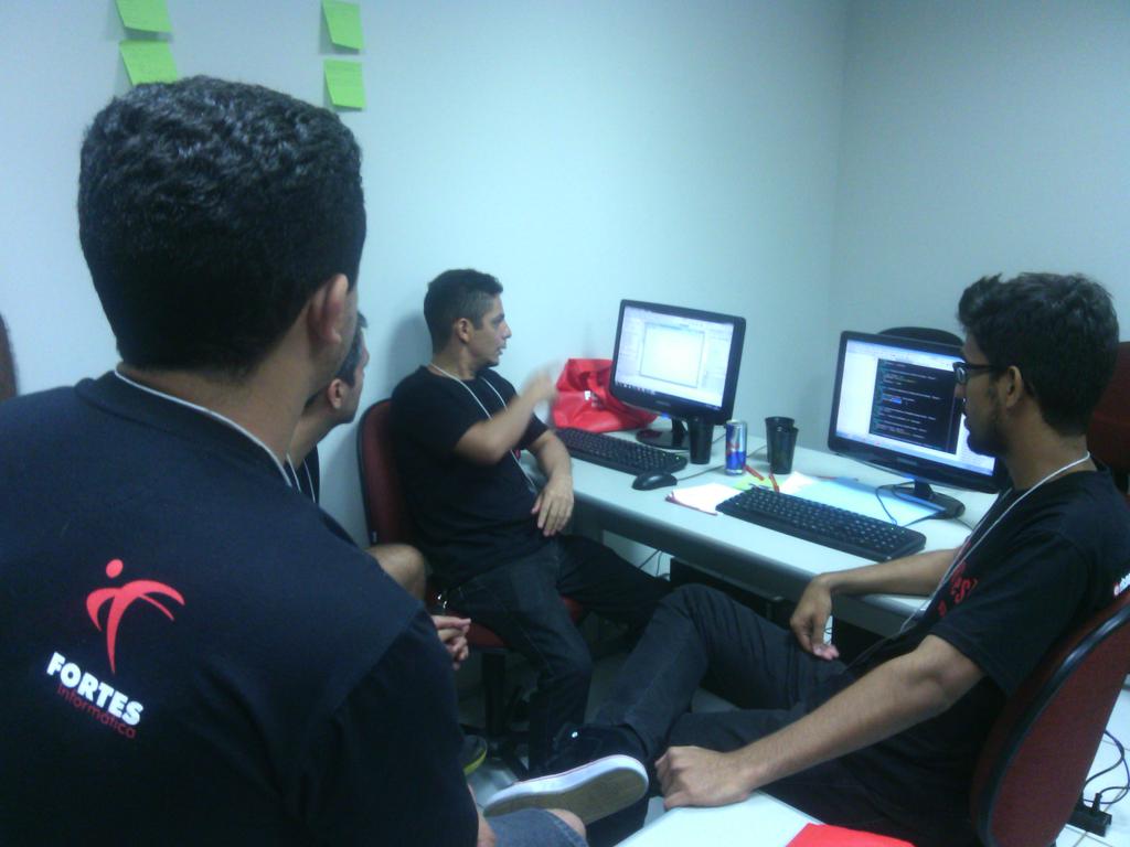 hacknfortes's tweet photo. Dando inicio às apresentações das equipes. Será que o cliente vai aprovar os projetos? #Hackathon #MaratonaDelphi http://t.co/DorHD5HLNt