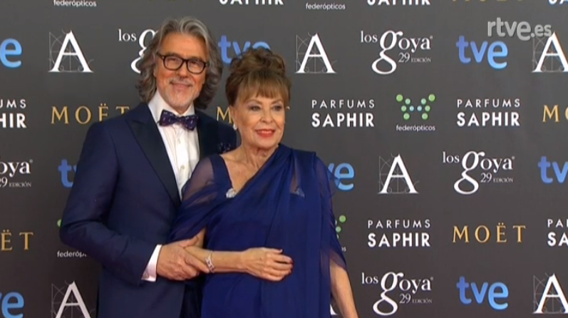 mizonatv's tweet photo. Gemma Cuervo deslumbra ante los medios de los #Goya2015 http://t.co/LaZF7B2yWD
