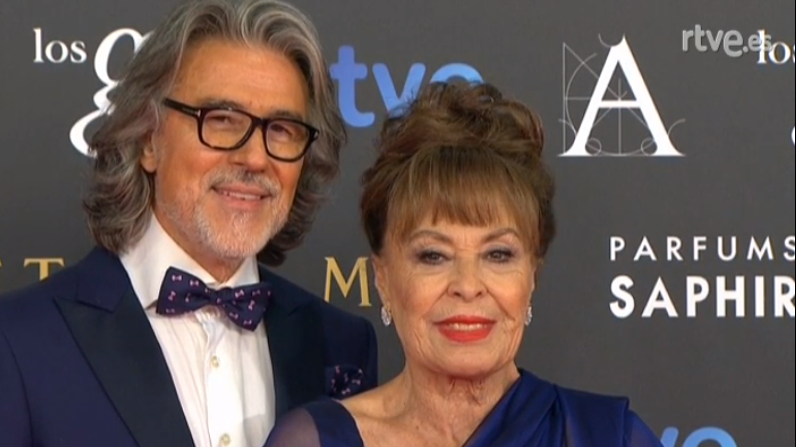 mizonatv's tweet photo. Gemma Cuervo deslumbra ante los medios de los #Goya2015 http://t.co/LaZF7B2yWD