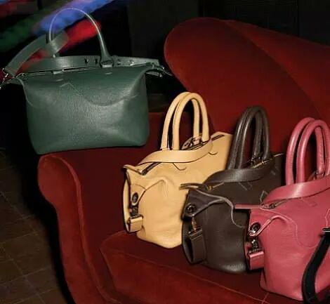 KtuBarcelona's tweet photo. Dile amor con flores, dile amor con Bolsos de Piel. Tienda Online de Bolsos. http://t.co/OHMFK9ybLP http://t.co/kXbI3N1GEi
