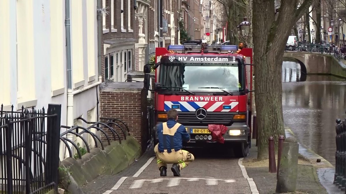 Video: Brandweerwagen heeft grote moeite om over de Oudezijds Voorburgwal te rijden #gespot at5.nl/s/Asb