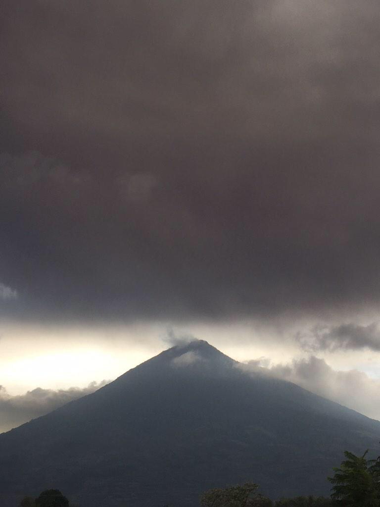 chematierra's tweet photo. Atención! Antigua Guatemala cubierta por ceniza volcánica del Volcán de Fuego
Consejos: 
Foto @leonelsalazarf. http://t.co/AgTSRBkSaj
