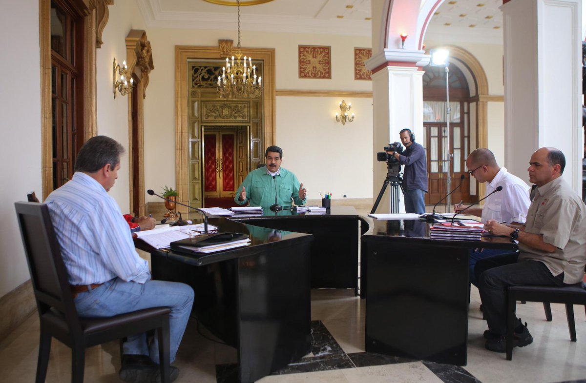 Cancilleria_ve's tweet photo. @NicolasMaduro ante agresiones: Los venezolanos vamos a seguir venciendo con democracia y con la Constitución. http://t.co/K1Z4J7LLNf