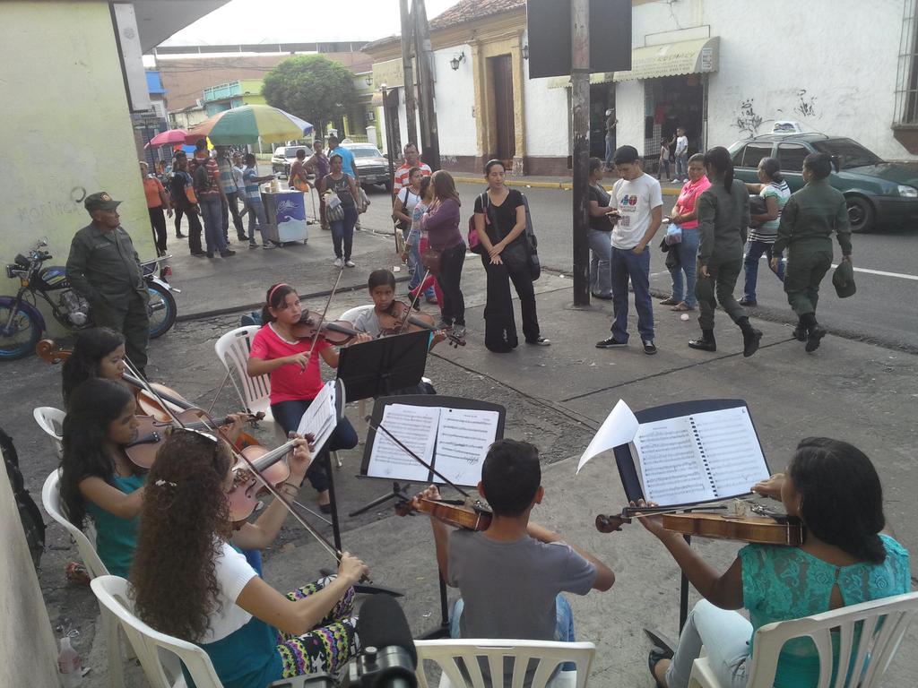 SistemaGuanare's tweet photo. Instrumentos de cuerda con músicos de @SistemaGuanare en el #PaseoMusical #ElSistemaCumple40 http://t.co/q1wbUbfMqn