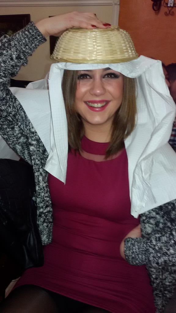 jessicarmona2's tweet photo. La virgen cantaba, sus amigos reían ;) @Vanessita_1991 #pilicumolefeliz http://t.co/jVinVc9b12
