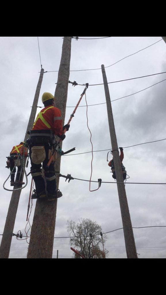 S_Dumas17's tweet photo. More #PowerlineProgram photos at @StClairCollege http://t.co/OOL07BQPxm