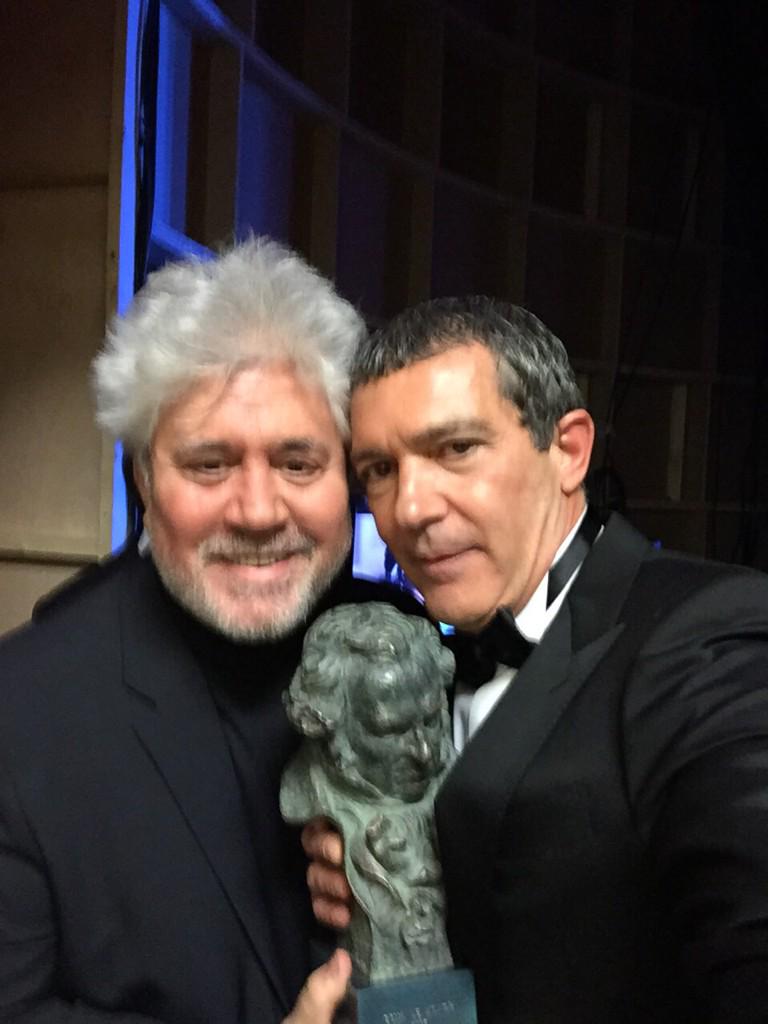 antoniobanderas's tweet photo. Escribiendo mi primer tweet con el #GoyadeHonor a mi lado. Gracias a todos #Goyas2015 @PremiosGoyaEs http://t.co/HoEO2ocl5o