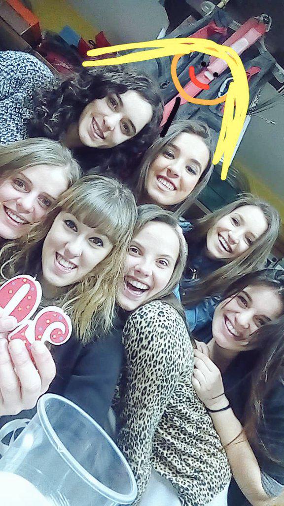 AinhoaS07's tweet photo. Estar tan lejos y sentirlas tan cerca ❤ http://t.co/RqGcBXFyhP