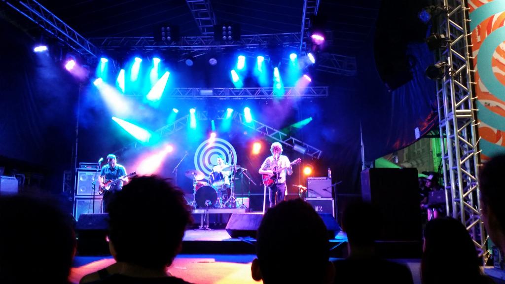 radiosebc's tweet photo. A banda O Terno abre o último dia do Porto Musical com muito rock'n roll. Ouça: http://t.co/3MRYeEAGQA #vemproporto http://t.co/OMawLBCa55