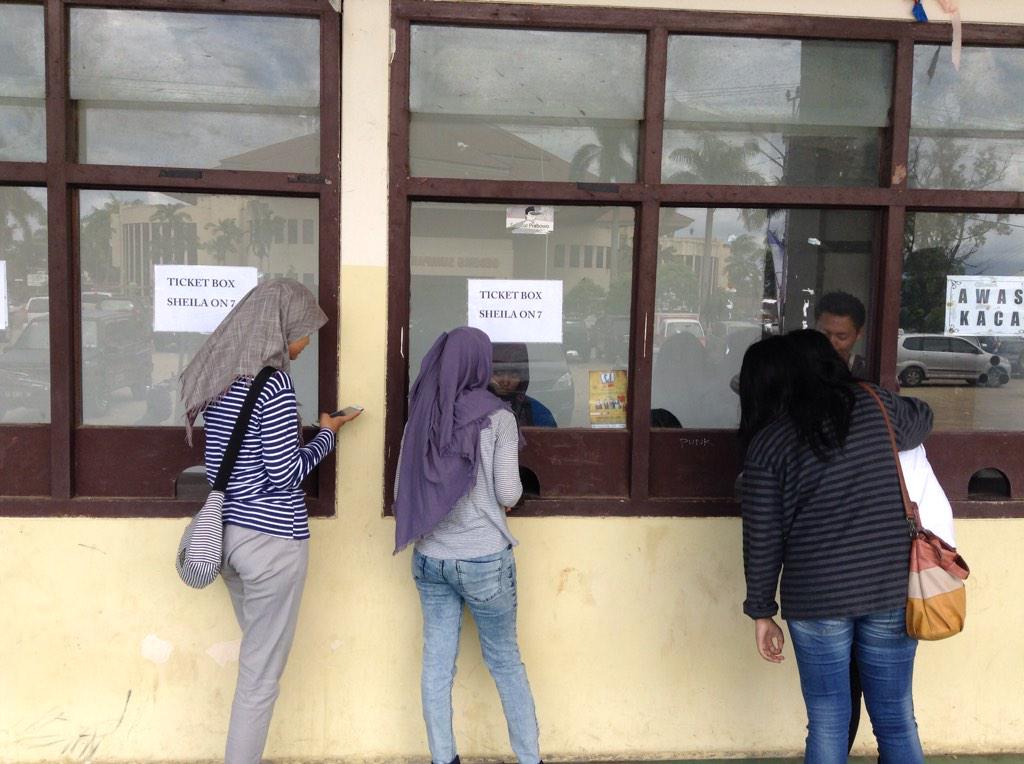 Udah ada yg beli nih tiket ots kita. Yang mau beli tiket on the spot di PKOR udah bisa ya. Cusss :D