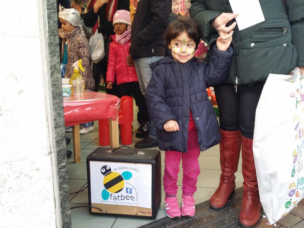 FatbeeParties's tweet image. Faccine dipinte e contente al Carnevale da Zio Charly con il face painting di fatbeeanimazione.com  che successo!