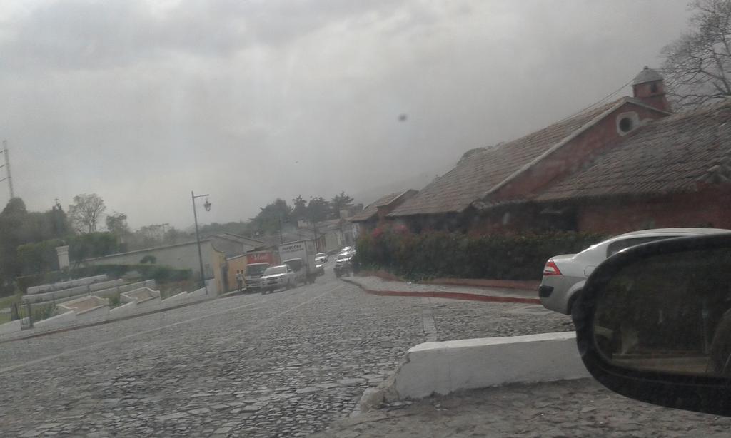 Foto Antigua Guatemala colpita dalla nuvola di fumo e cenere del vulcano