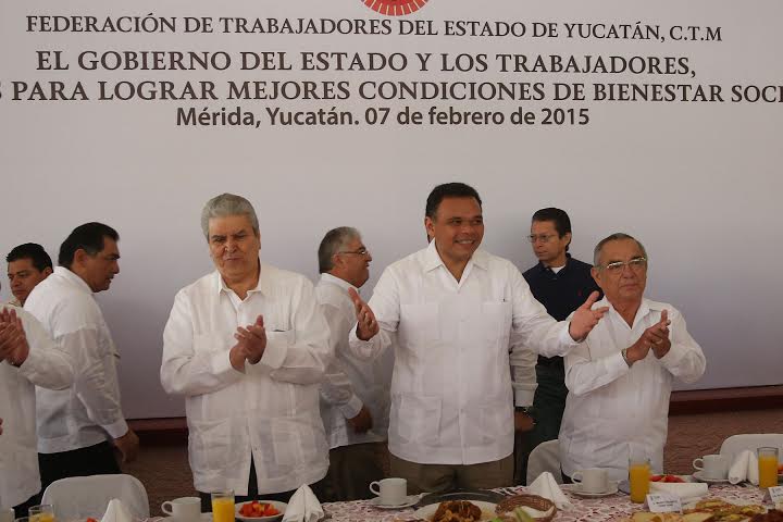 GobYucatan's tweet photo. El gobernador @RolandoZapataB se reunió este día con líderes de la @CTM_MX y @CTM_Yucatan. Ratificó apertura y apoyo. http://t.co/780SHsOmjJ