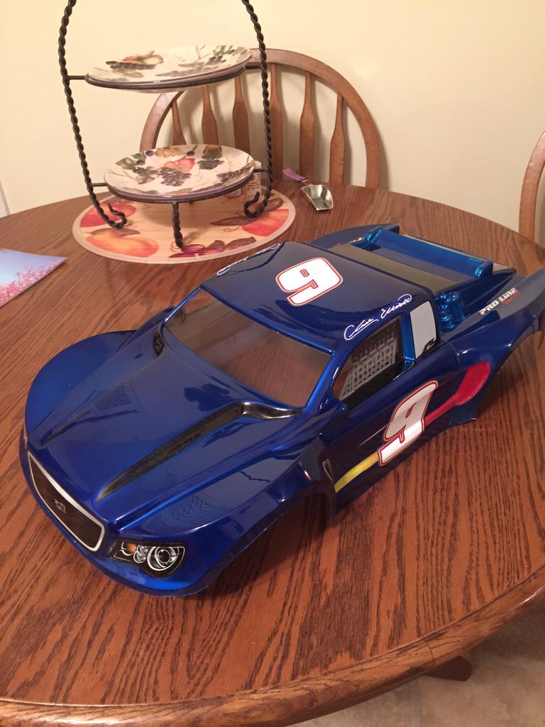 gaatvr's tweet photo. @Traxxas needs a @chaseelliott version Slash 4x4. Until then RS customs has a one off. #traxxaslash #prolinerc http://t.co/HC6B2ikxxp