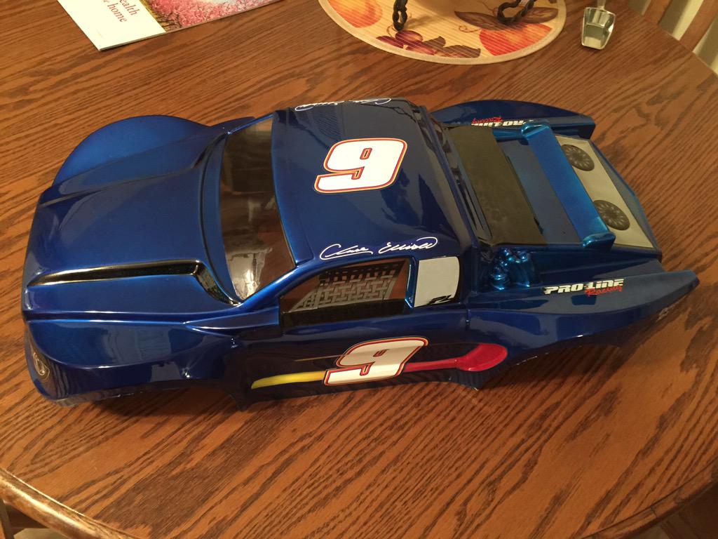 gaatvr's tweet photo. @Traxxas needs a @chaseelliott version Slash 4x4. Until then RS customs has a one off. #traxxaslash #prolinerc http://t.co/HC6B2ikxxp