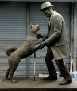 Nova estátua reune Hachiko e seu dono - finalmente! B9SK7l7CYAA-q3t