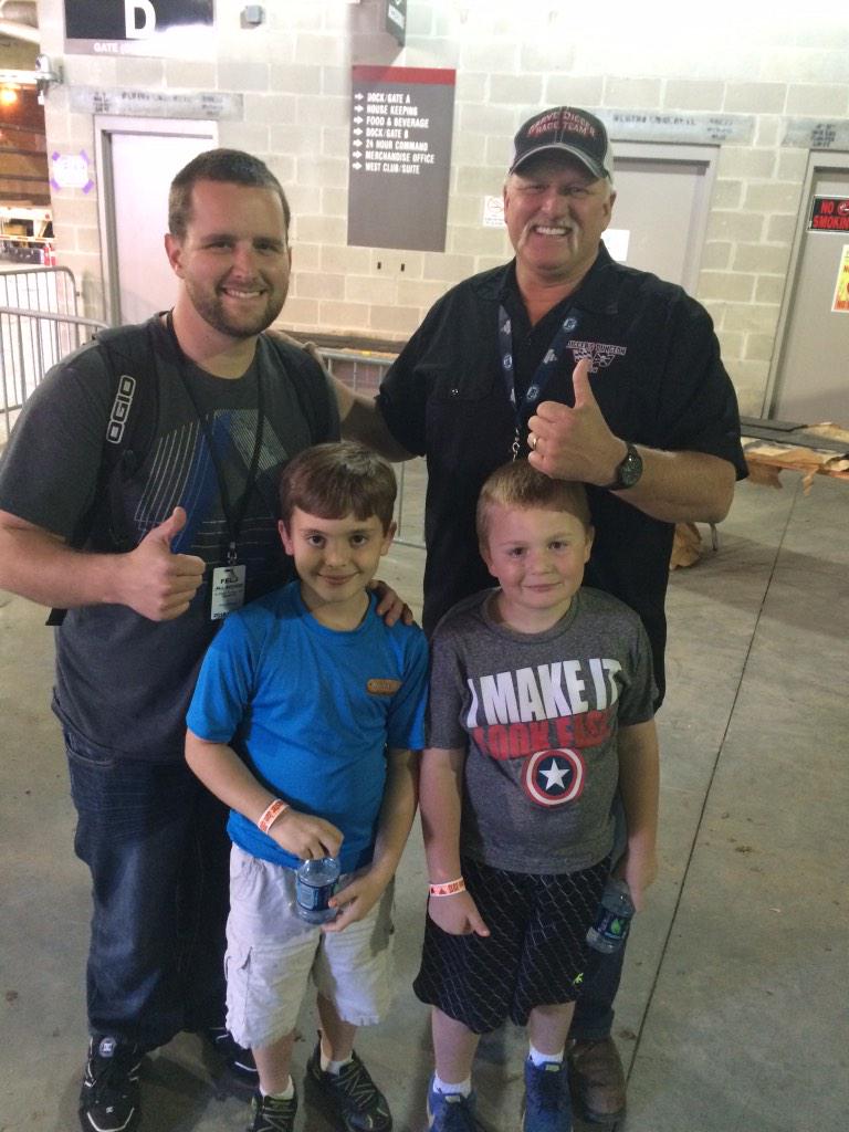 HardyLeta's tweet photo. #mymonsterjam awesome to meet Grave Digger and Sunuva Digger http://t.co/wvw7wVqgzi