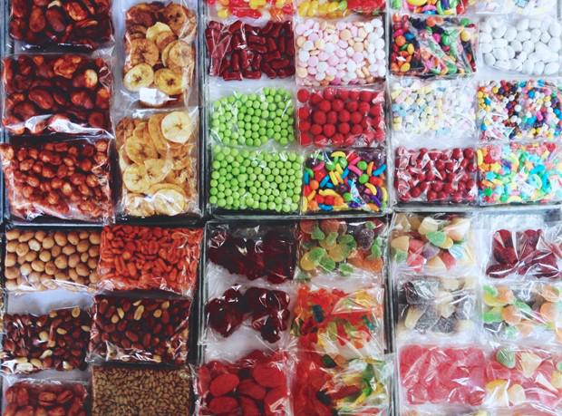 bonappetit's tweet photo. Why one mom feeds her kid organic veggies—and junk food http://t.co/AwhMieDqeB http://t.co/PP6EhoY34f