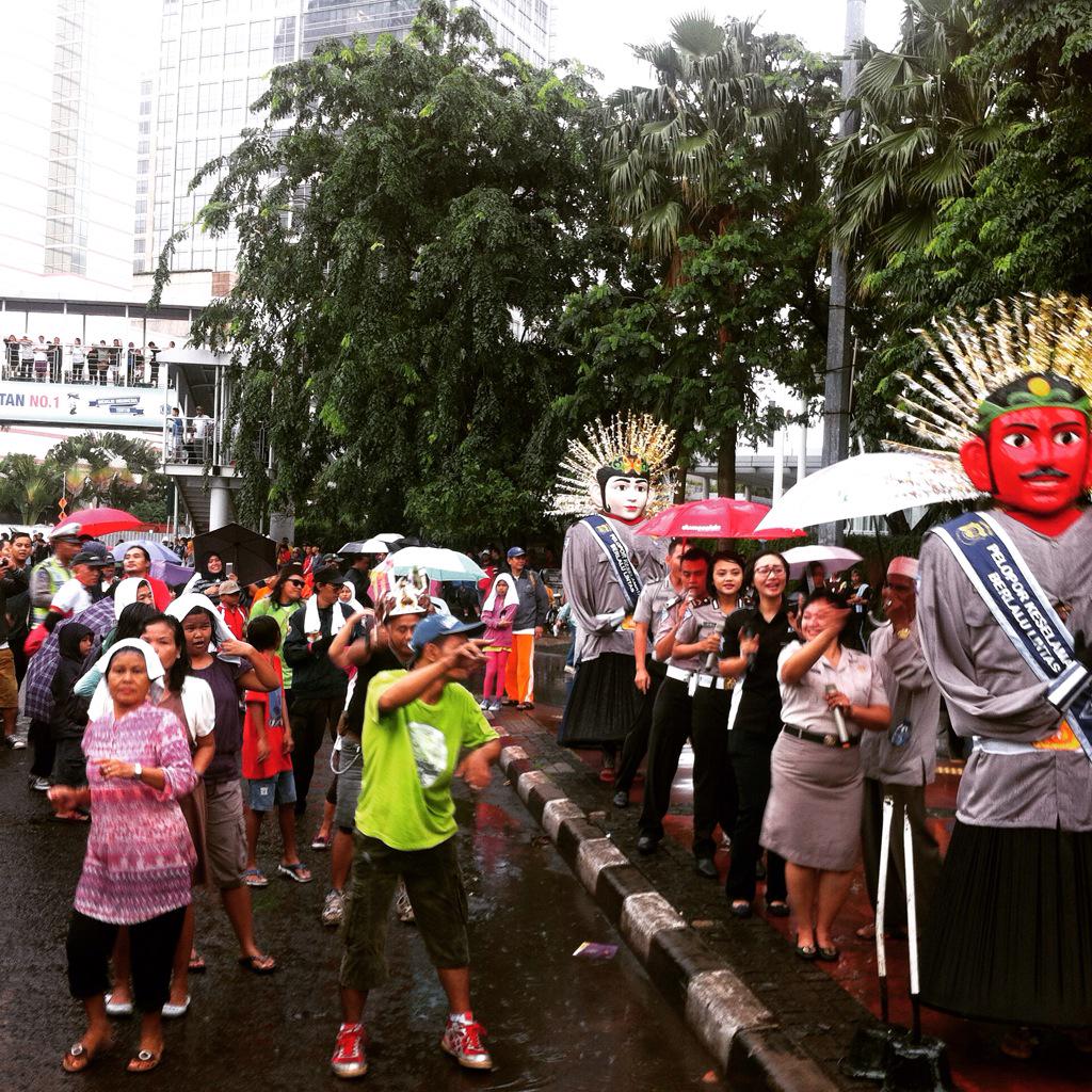 TMCPoldaMetro's tweet photo. 09:54 Sosialisasi keselamatan berkendara oleh kelompok seni polantas di pospol  HI. Cuaca gerimis http://t.co/SxPLId85Ir (Photo:@RianTMC)