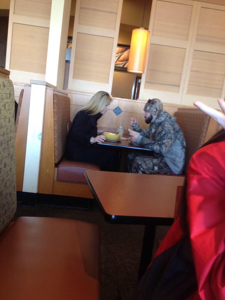 FunnyPicsDepot's tweet photo. It's always so sad when you see somebody eating alone http://t.co/V7Z1wmDYbU