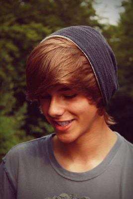 DrakeSmill's tweet photo. Hi I'm Aaron http://t.co/WbT1QhZB89