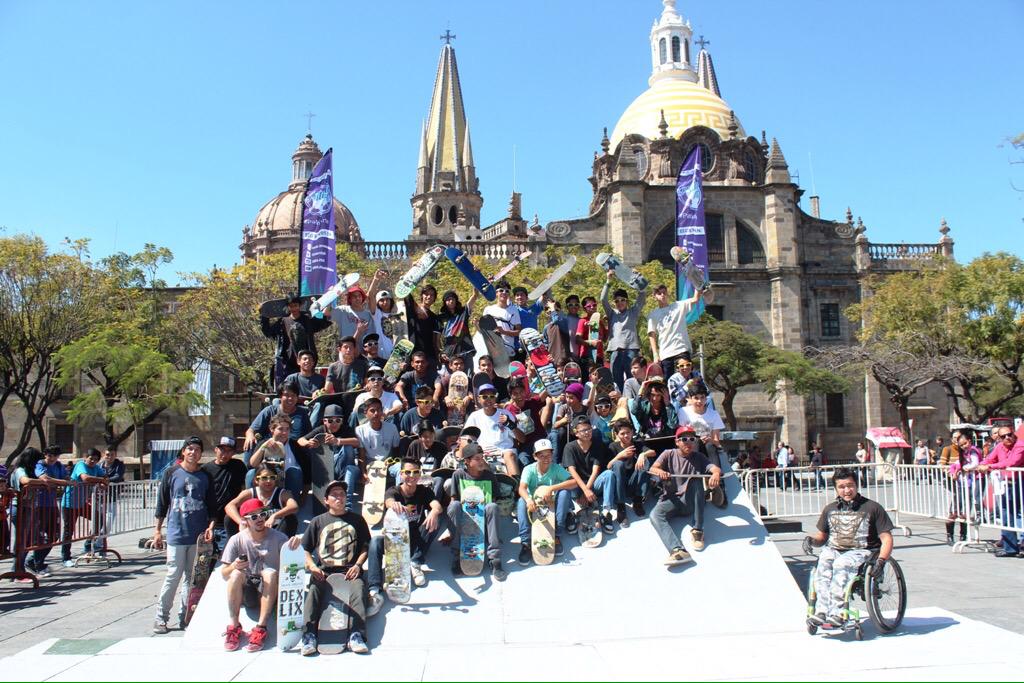 ramirohdezg's tweet photo. Plaza Liberación se llenó de energía joven con el festival #PatinArte. #Gdl es incluyente, apoyamos las expresiones. http://t.co/hJo9SgG8zm