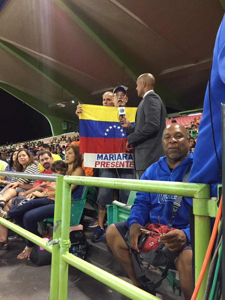 caroguillenTV's tweet photo. Este fanático venezolano con 24 series de caribe en su cuenta... Llegó en Ferry a San Juan, toda una travesía. http://t.co/jFyhhB75Zd