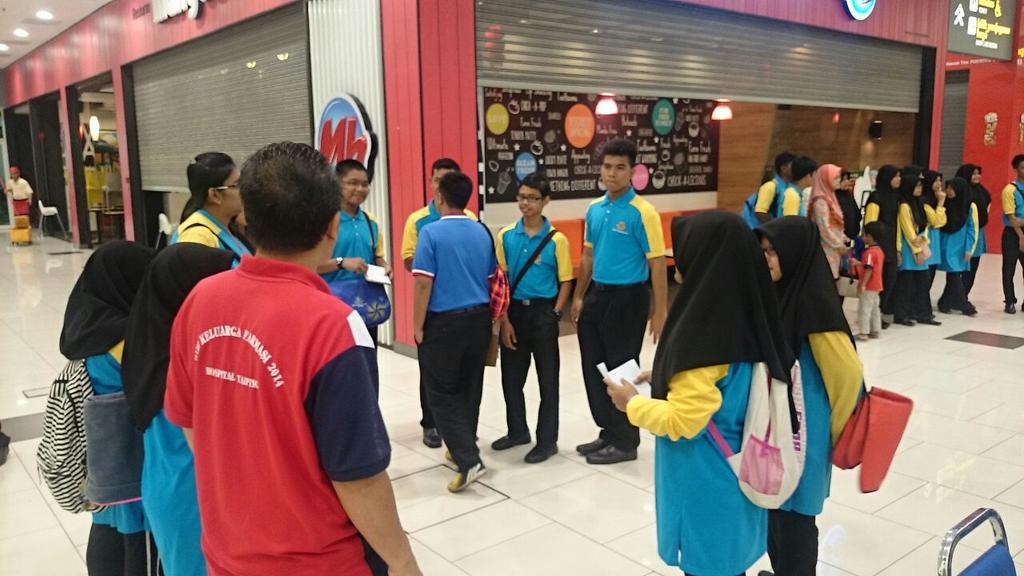 MydinMalaysia's tweet photo. MRSM #Transkrian students are here with us @ #MYDIN Parit Buntar. Enjoy ur visit guys! ๐ @ameermydin @SabaFM http://t.co/jWSG735Dbe