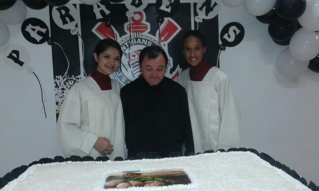 Stephan53523657's tweet photo. - 5 Anos de Sacerdocio do Nosso Padree Helio! #VaiCorinthians kkk #5Anos #Mais1AnoSó :'( Te Amamos Paizinhooo s2s2 http://t.co/ag4wMVZcTr