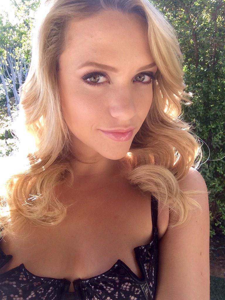 Mia Malkova on Twitter.