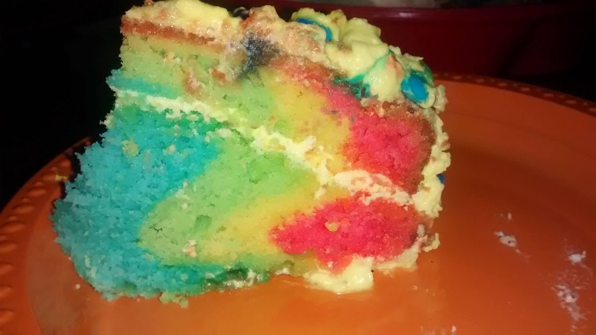 Rainbow cake! <a href="/CakeCraftWorld/">Cake Craft World</a> <a href="/cakecentral/">Cake Central</a> @TheBIGCakeShow <a href="/CookingChannel/">Cooking Channel</a> @BBCFood <a href="/Taste_Manch/">TastebudManchester</a> <a href="/IntertwEAT/">TweetCritique</a>