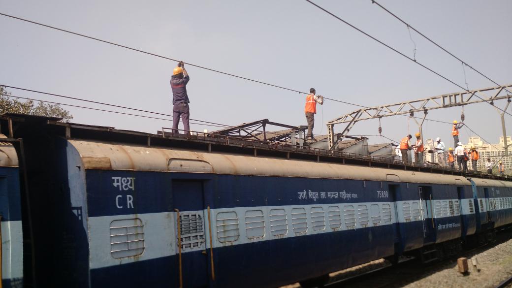 rajtoday's tweet photo. The Great Indian Railway rope trick! Maintenance staff physically inspect overhead wires on heavily used Mumbai rly http://t.co/bENsAkxofQ