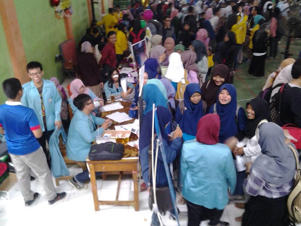 PlatF_UNS's tweet photo. ini suasana expo di @sman2cibinong keren bgttttt semoga sukses kami tunggu di UNS yaaa😊👍😁🌟💫 http://t.co/nNAWWicuG6