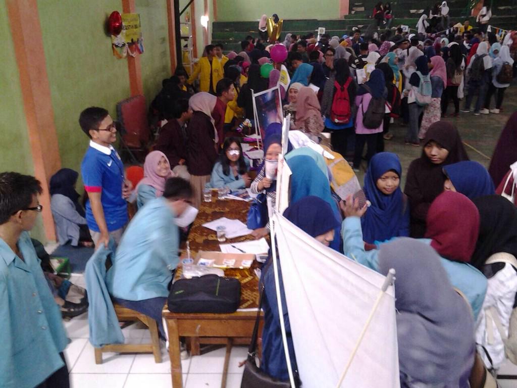 PlatF_UNS's tweet photo. ini suasana expo di @sman2cibinong keren bgttttt semoga sukses kami tunggu di UNS yaaa😊👍😁🌟💫 http://t.co/nNAWWicuG6
