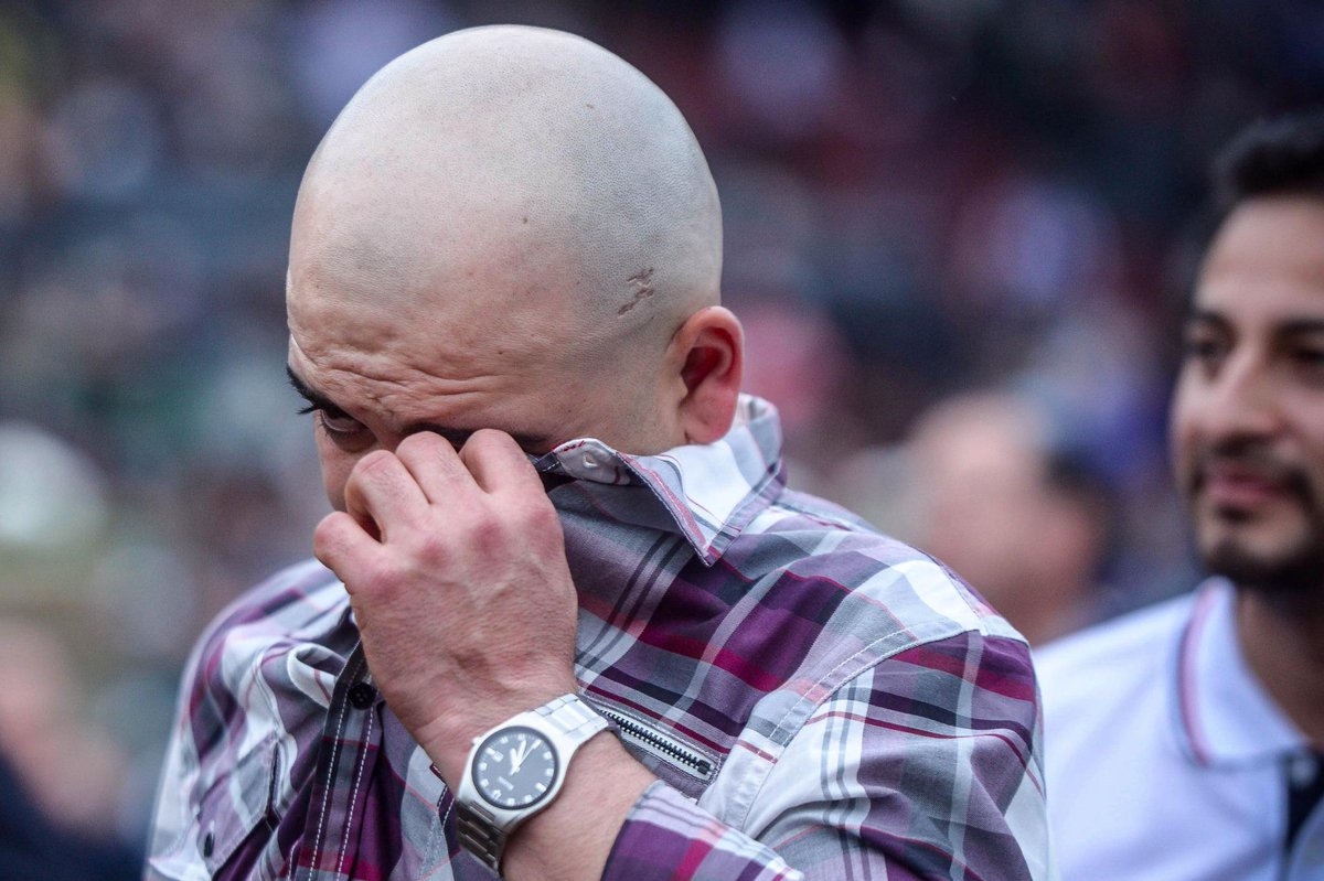 sarahimages's tweet photo. Shared Belief 's groom sheds tears after his horse wins at Santa Anita @sapublicity @santaanitapark http://t.co/ZYJxZ0sSUu