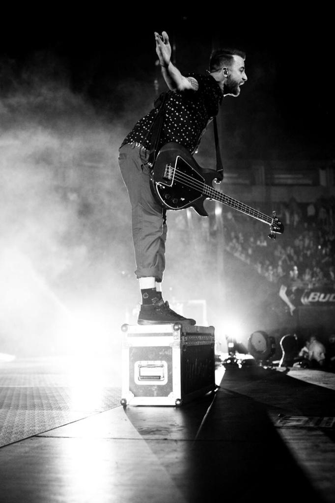 HAPPY BIRTHDAY MR. (Jeremy Davis)
Thanks for the music, that helps me to get away from my problems 