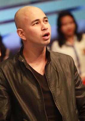 Nagita Hamil, Raffi Ahmad Cukur Kepala Jadi Plontos tinyurl.com/opg8kk5 via <a href="/detikhot/">detikhot</a>