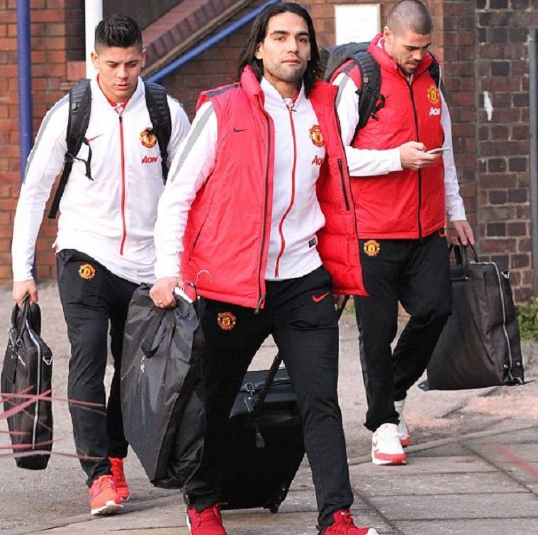 ManchesterMru's tweet photo. The boys on their way to London 

#CommonReds http://t.co/O7bMPrlgsc