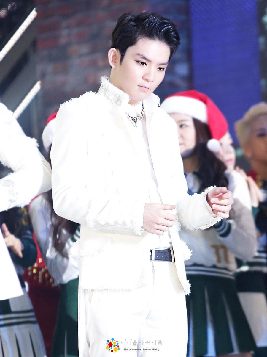 141221 가요대전 #리키 <a href="/T_Ricky_T/">?</a> 창현이 레게 했네..날 설레게 //ㅅ//
1.i.imgur.com/WvODVrK.jpg
2.i.imgur.com/gEfwurH.jpg