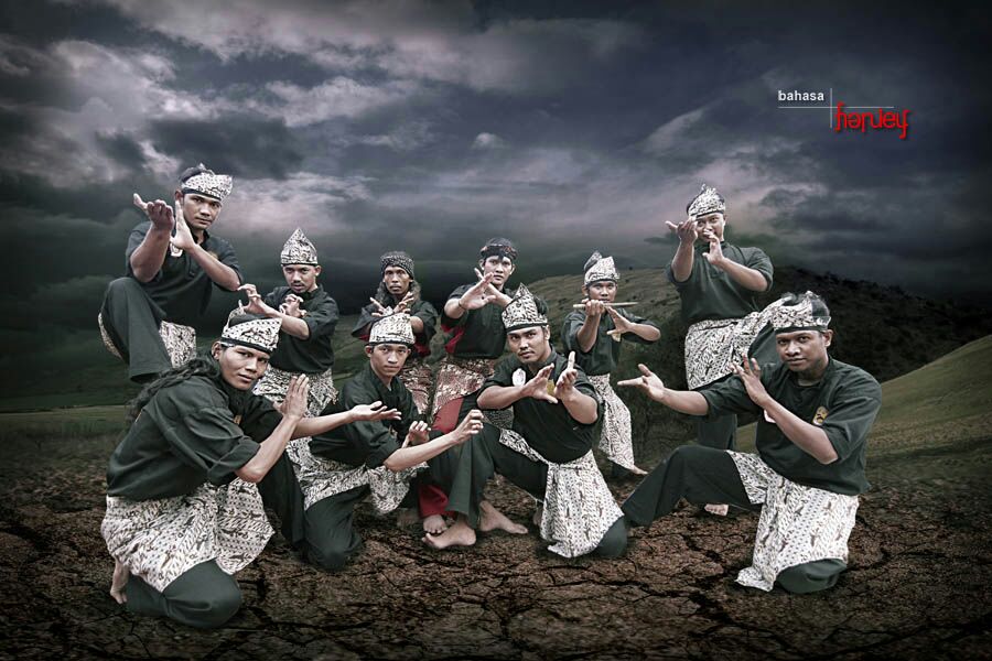 bahasa_hanief's tweet photo. Edit foto lama 03/11/13 w/ @iko_uwais @YayanRuhian @mpe_very @mardi_jojon @joko_kelink dkk #Silat #TigaBerantai http://t.co/nXbFa6uiak