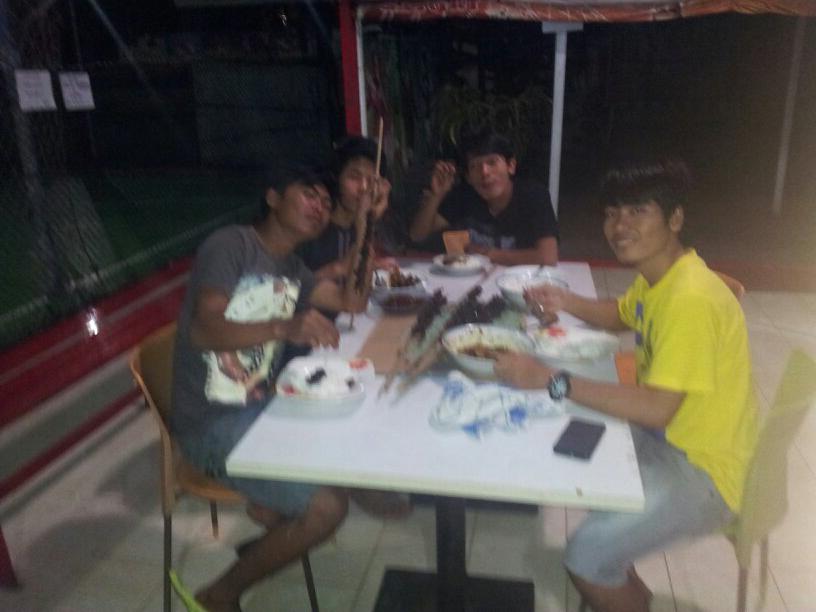 AndryPdanya's tweet photo. Pesta sate. Yummy http://t.co/ulXn9jN3qn