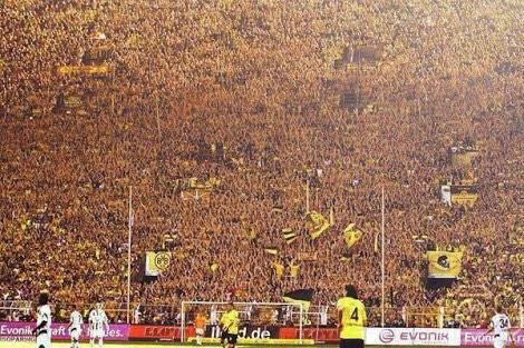 世界のサッカー観戦 Twitter પર ジグナル イドゥナ パルク ドルトムント のホーム 全て立ち見席のゴール裏スタンドだけで22 000人を収容できる ピッチから見上げるその景色はまさに巨大な蜂の巣のよう 神秘的な雰囲気を醸す スタジアム 収容人数は807人